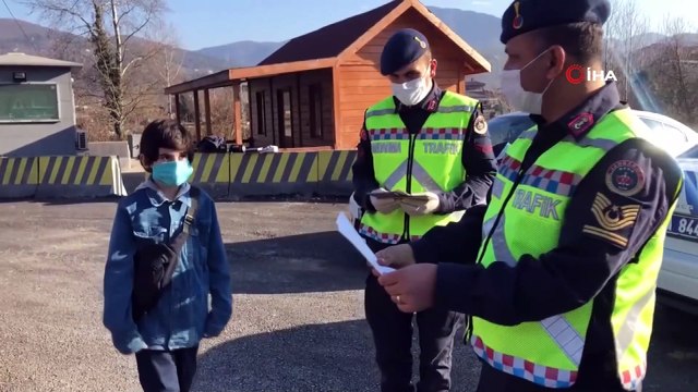 Bu sefer öğrenciler araçları durdurup, maske, mesafe ve hijyen uyarısı yaptı- Ortaokul öğrencileri polis ve jandarmaya yazdıkları mektupları teslim ettiler