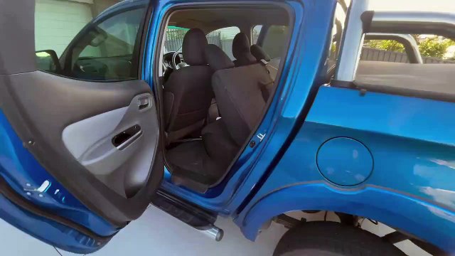 Ce qu'il découvre dans ce SUV est terrifiant... serpent mortel