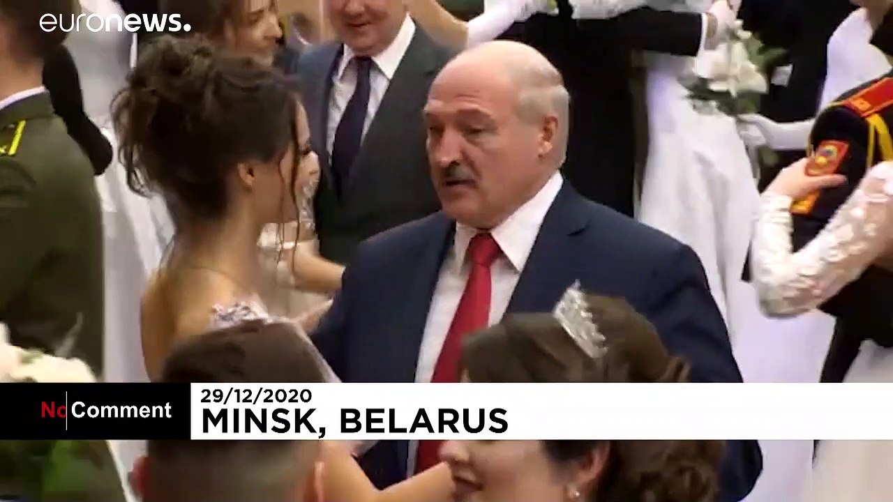 Ohne Maske: Lukaschenko (66) tanzt mit junger Frau