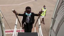 Con tan solo 7 años, un niño ugandés se pone a los mandos de un avión en prácticas