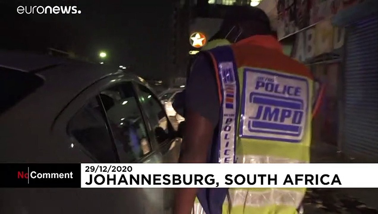 Südafrika: Polizisten überwachen Ausgangssperre