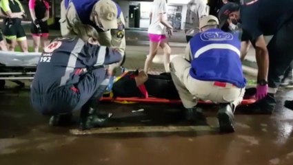 Mulher fica ferida ao sofrer queda em ciclovia, na Avenida Brasil esquina com a Barão do Rio Branco