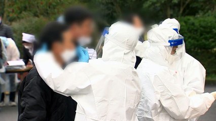 [앵커리포트] 사흘 만에 천 명 미만 확진...사망은 21명 늘어 900명 / YTN