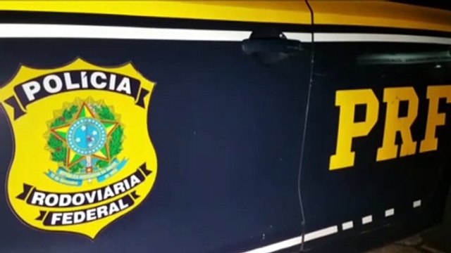 PRF faz apreensão de drogas após fuga e capotamento de veículo suspeito; condutor está foragido