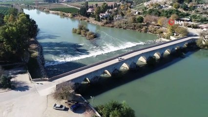 Tarihi köprüye sprey boya ile yazı yazdılar