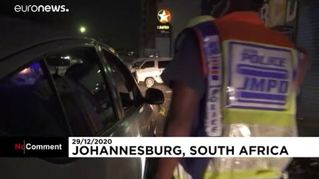 شاهد: ضباط الشرطة يسهرون على فرض حظر التجول في شوارع جوهانسبرغ