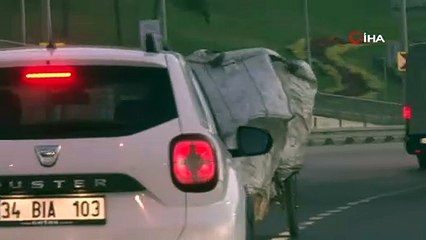 Seyir halindeki motosiklette uyuyan çocuk şaşkınlık oluşturdu