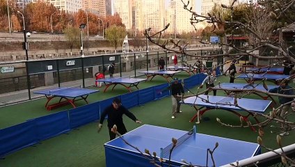 صينيون كبار في السنّ يجابهون برد الشتاء القارس لممارسة البينغ-بونغ