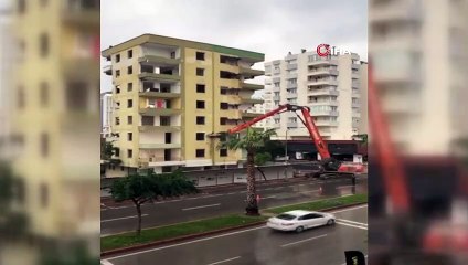 Yıkımı yapılan bina iş makinesinin üzerine doğru böyle çöktü