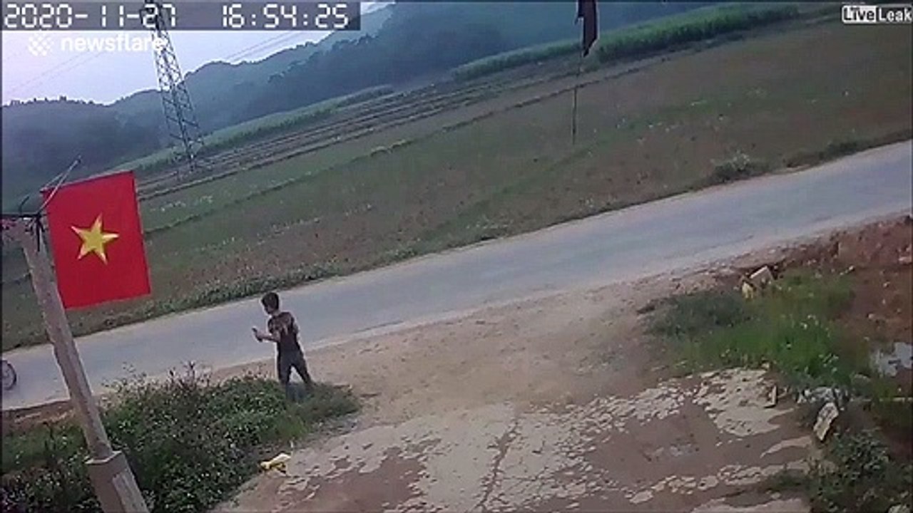 Cet enfant traverse n'importe comment et frôle le drame