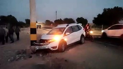 Video: असंतुलित होकर पोल से टकराई कार, दो घायल