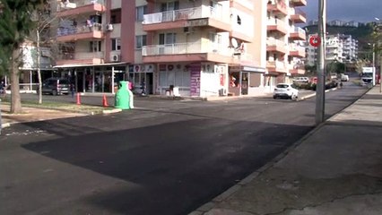 Babasını sokak ortasında sopayla öldürdü