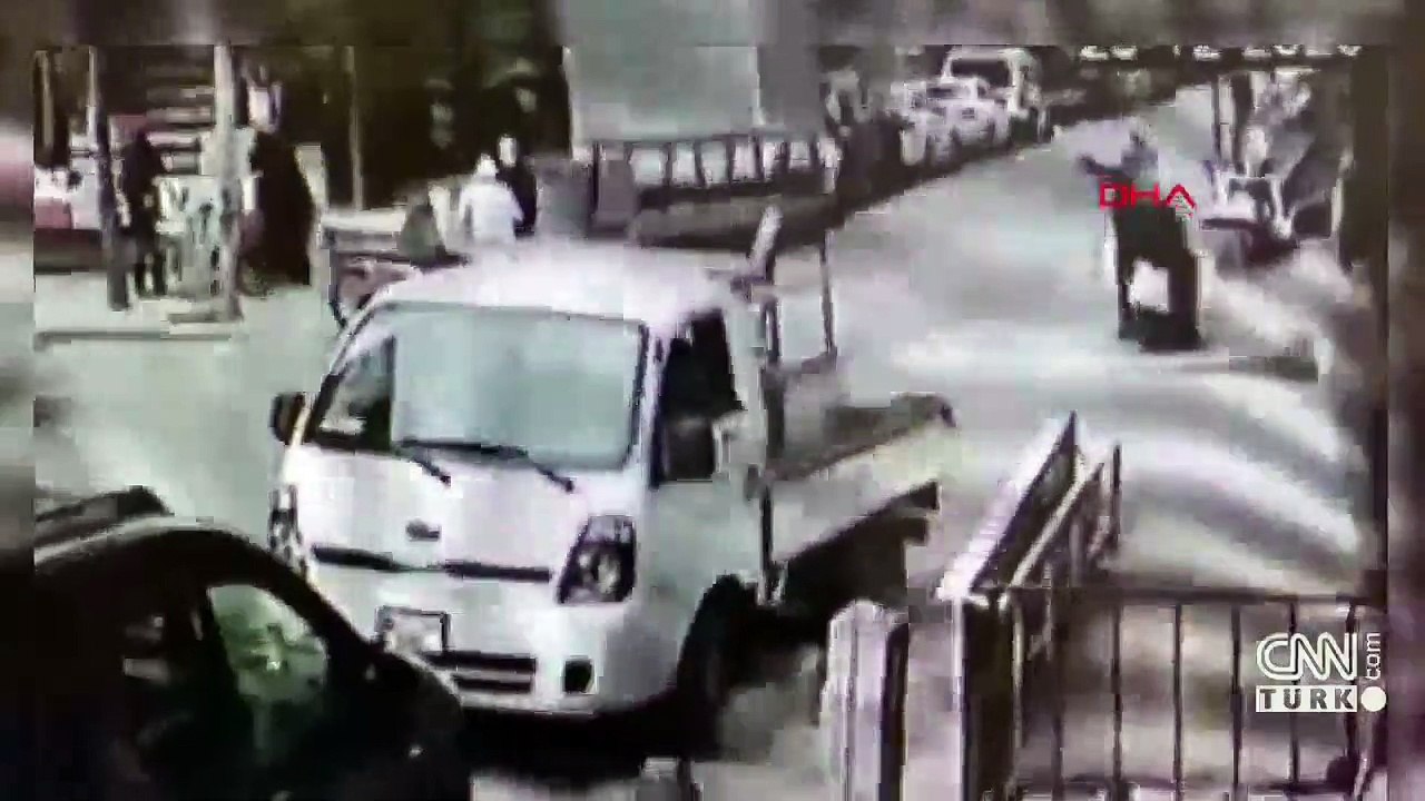 Motosiklet sürücüsü kontrolü kaybetti... Önce araca sonra yayaya çarptı | Video