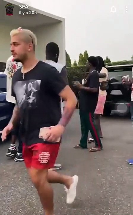 Quand Davido rend visite à Emmanuel Adebayor
