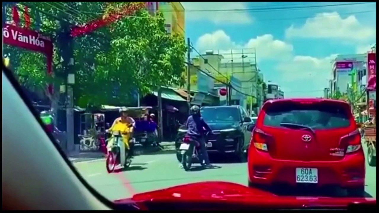 Watch out news - How Women drive in real life - dailymotion video