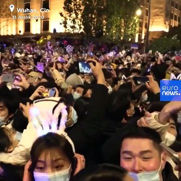 Dünya onlar yüzünden evdeyken Wuhan'da yeni yıl kutlamaları!