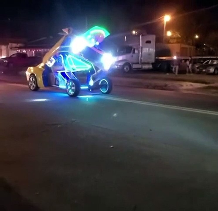 Sa voiture  devient un Transformers !