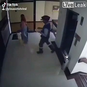 Elle rattrape son enfant de justesse... beau réflexe de maman