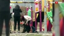 Haber Videosu - Parkta genç kıza dehşeti yaşattı! Arkadaşları gülerek izledi