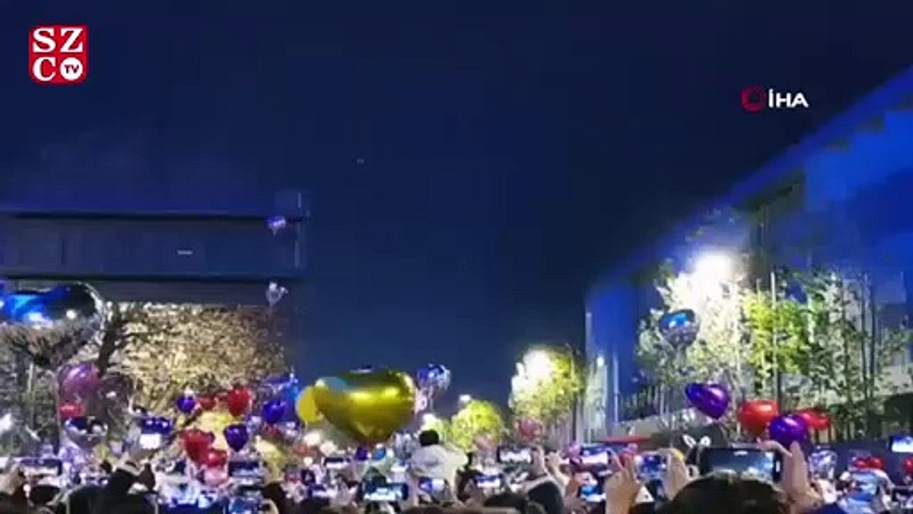 Covid-19'un ilk ortaya çıktığı Wuhan'da halk yılbaşında kent merkezini doldurdu