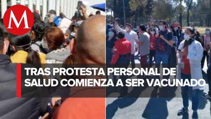 Vacunan contra covid-19 a personal médico que protestó en Iztapalapa