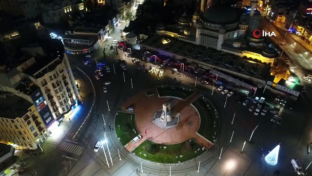 İstiklal Caddesi ve Taksim Meydanı geçtiğimiz yılın aksine bu yılbaşında sessizliğe büründü