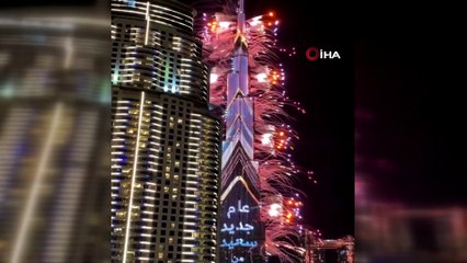 Скачать видео: - Dubai yeni yıla havai fişek ve ışık gösterisiyle 'merhaba' dedi