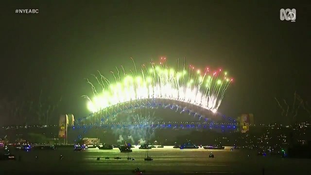 هكذا استقبلت أستراليا عام 2021: الخوف من كورونا قيد الاحتفالات