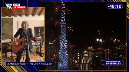 Toujours avec sa guitare, Jean-Louis Aubert interprète "Temps à nouveau"