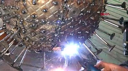 Koronavirüs'ün heykelini yaptı: "Mesajım, maske, mesafe ve temizlik kurallarını hatırlatmak"