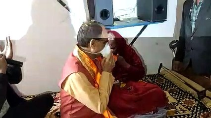 मुख्यमंत्री के गले मिलकर रो पड़ी बुजुर्ग महिला