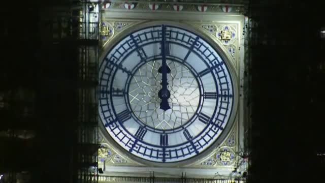 Londres recibe el Año Nuevo en alerta por el avance de la COVID-19