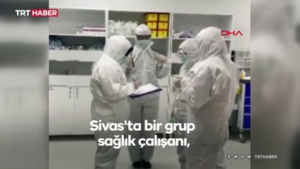 Sağlık çalışanları kendi şarkıları ile halay çekerek yeni yıla girdi
