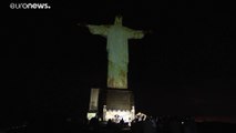 Cristo redentor recebe 2021 de braços abertos no Brasil