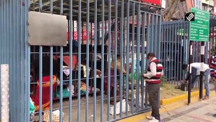 किताबें और कपड़े दान करने के लिए स्थापित की गई ‘शिक्षा की दिवार’, 'नेकी की देवर'