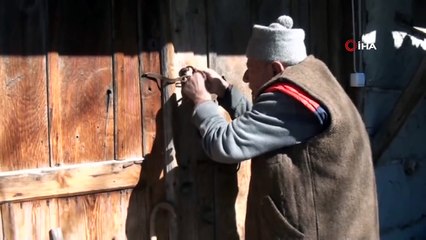 Düğmeli evin ihtiyar delikanlısı