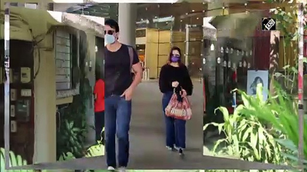 फिल्म सिटी में स्पॉट हुए सोनू सूद और सुज़ैन खान