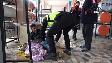 Yeni yıla sokakta uyanan evsiz vatandaşa polis sahip çıktı