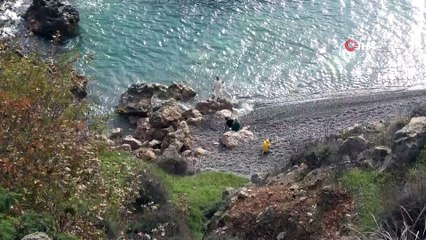 Turistler, yeni yılın ilk gününü denize girerek geçirdi