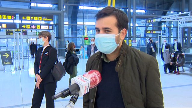 Viajeros empiezan el año nuevo con un concierto sorpresa de Ara Malikian