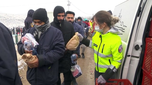 Мигранты из сгоревшего лагеря Липа ждут спасения