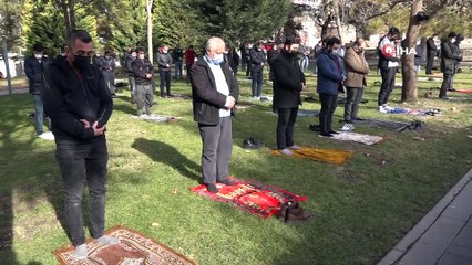 Aksaray’da Yılın İlk Cuma Namazı Sosyal Mesafeyle Kılındı