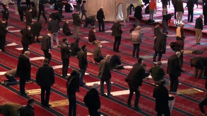 Yılın ilk Cuma namazı kısıtlama şartları altında kılındı
