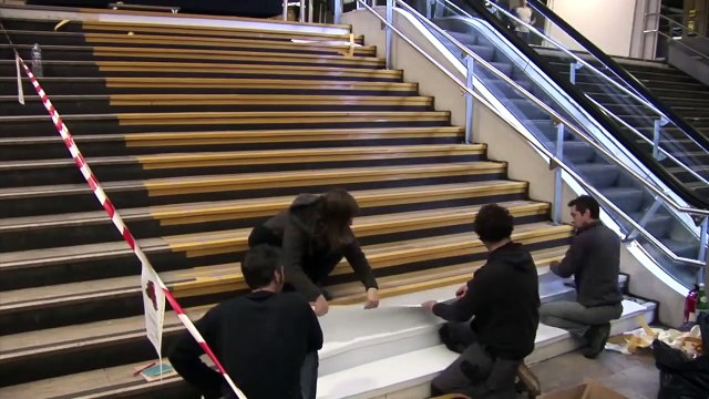 Gare Montparnasse la SNCF transforme des escaliers en piano.