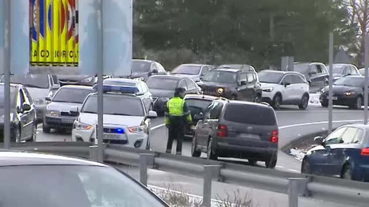 La Guardia Civil corta el acceso al puerto de Navacerrada