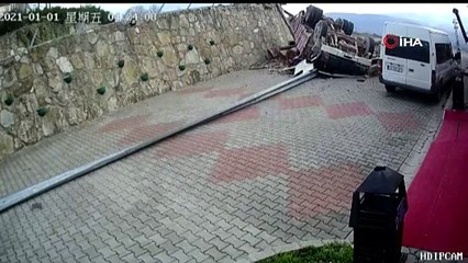 Kontrolden çıkıp bu hale gelen kamyonun kaza anı kameralara böyle yansıdı