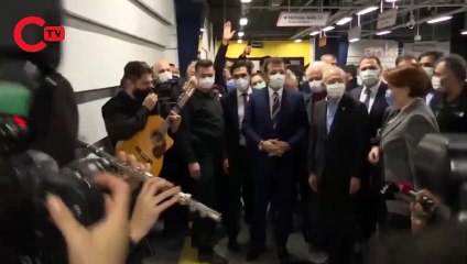 Kılıçdaroğlu ile Akşener sokak müzisyenlerinin söylediği “Bir şarkısın sen ömür boyu sürecek” şarkısına eşlik etti