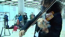 El violinista Ara Malikian sorprende a los viajeros que llegan a Barajas con un concierto de año nuevo