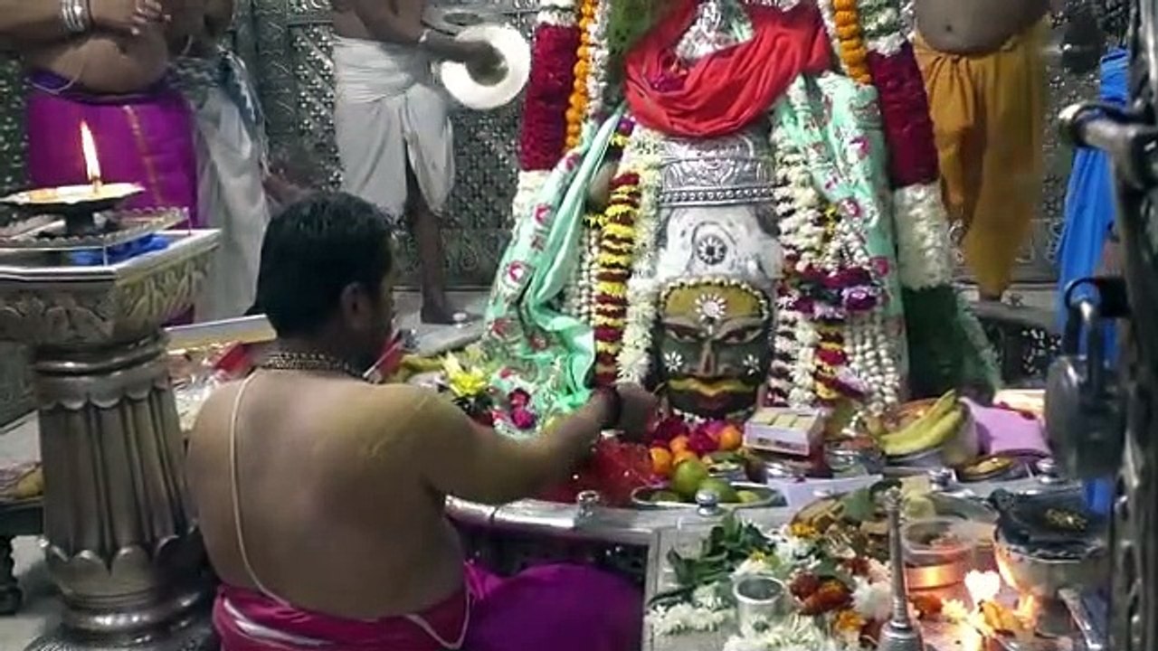 उज्जैन: नए साल का आगाज, महाकाल मंदिर में उमड़ी...