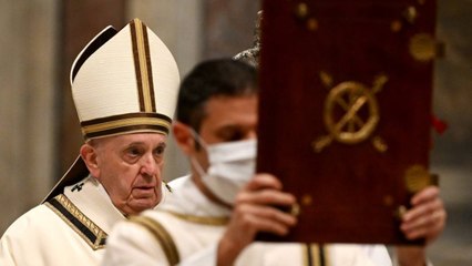 El papa reaparece luego de ausentarse por un dolor corporal